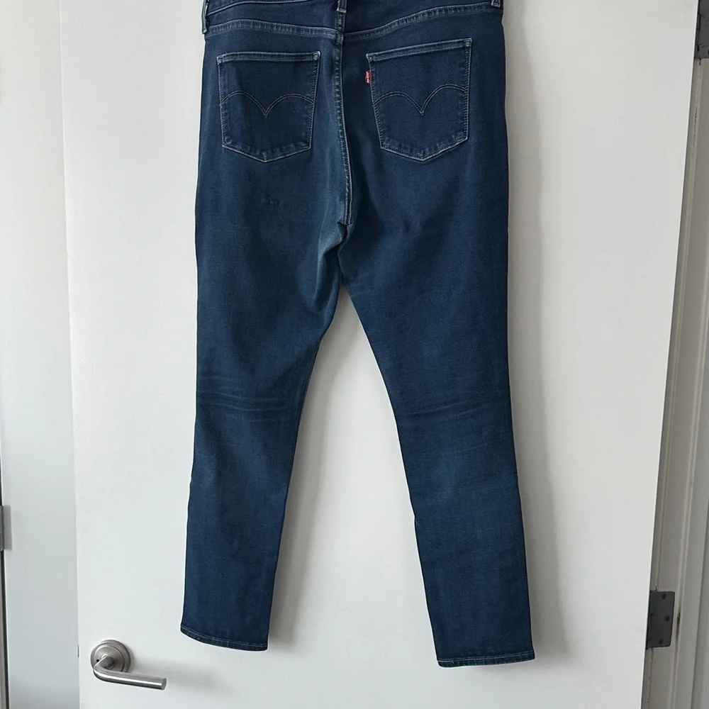 EUC Levi's Women's 311 Shaping Skinny Jeans - Dark Blue Wash / Size 32 - Picture 6 of 7
